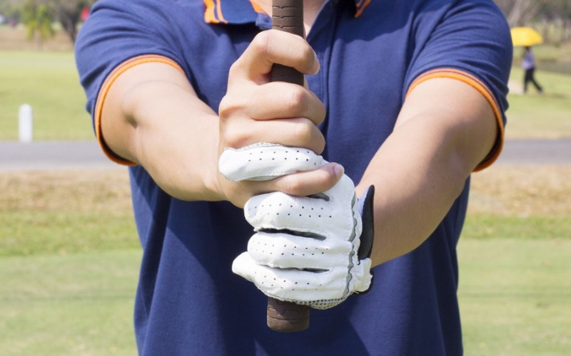 cách cầm gậy chơi golf kiểu Interlocking Grip