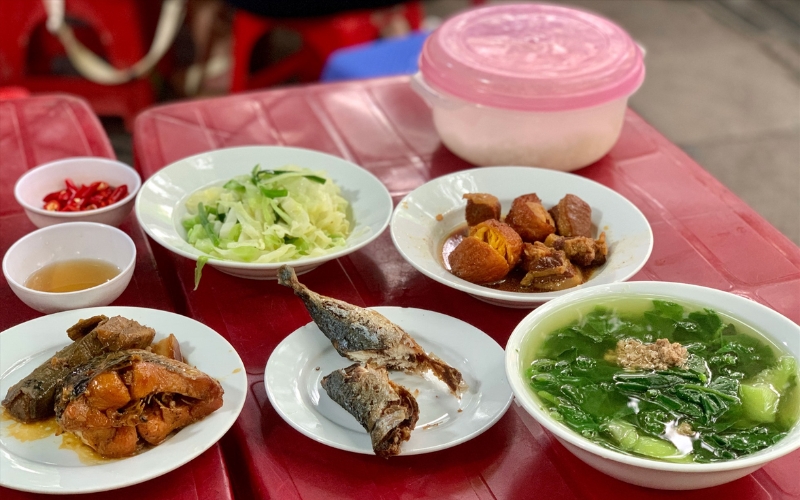 có nên mở quán cơm bình dân không